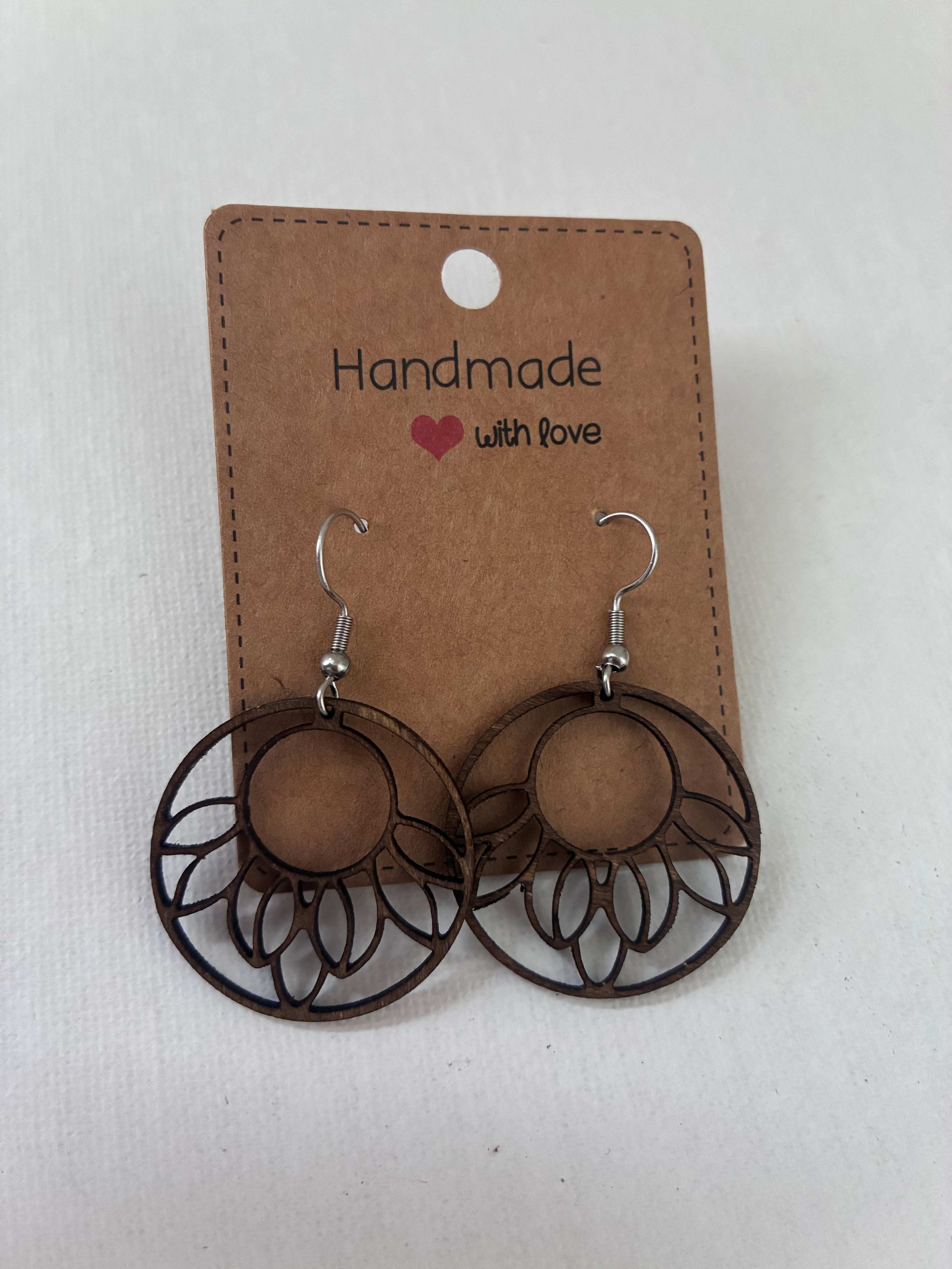 Boucles d’oreilles bois gravé – Modèle Élya | Bijoux artisanaux Arborélia | Légères, naturelles et élégantes | Cadeau femme bohème chic